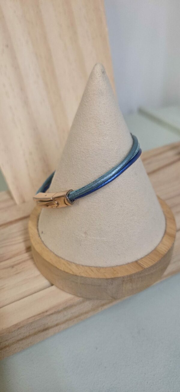 Bracelet femme trois cuirs ronds tons de bleu, tubes en cuivre