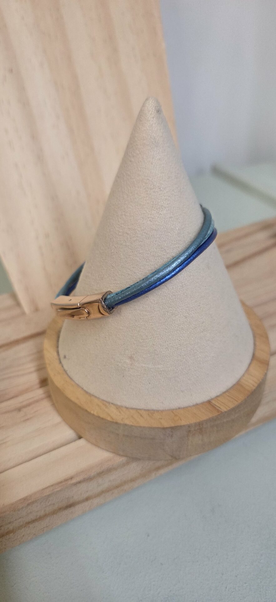 Bracelet femme trois cuirs ronds tons de bleu, tubes en cuivre