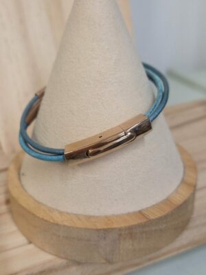 Bracelet femme trois cuirs ronds tons de bleu, tubes en cuivre