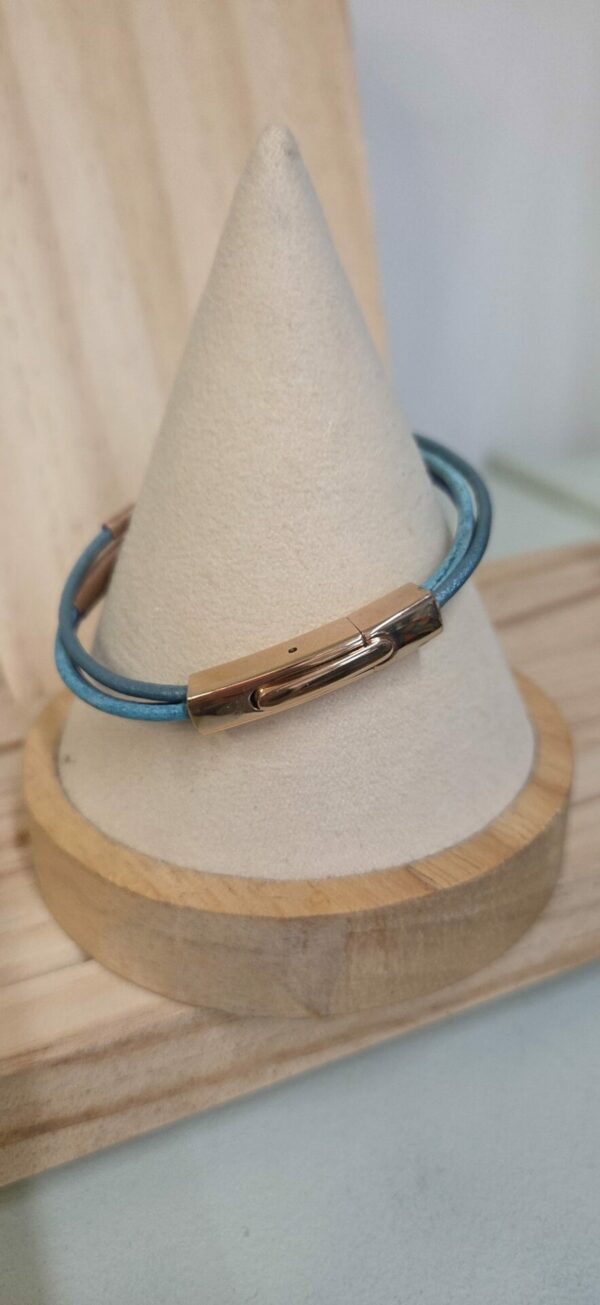 Bracelet femme trois cuirs ronds tons de bleu, tubes en cuivre