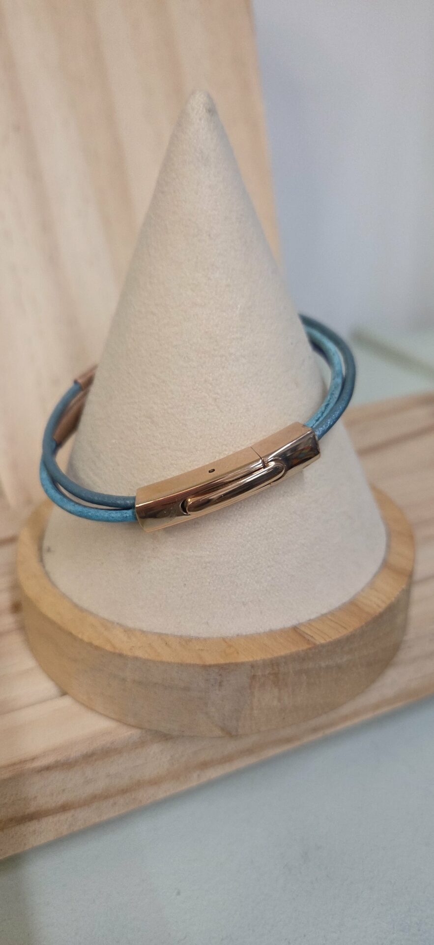 Bracelet femme trois cuirs ronds tons de bleu, tubes en cuivre