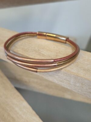 Bracelet femme trois cuirs ronds tons bronze, tubes en cuivre
