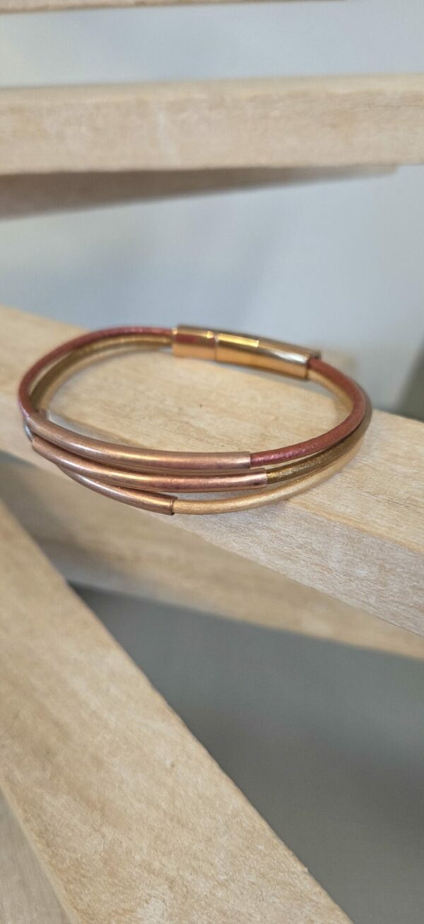 Bracelet femme trois cuirs ronds tons bronze, tubes en cuivre