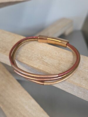 Bracelet femme trois cuirs ronds tons bronze, tubes en cuivre