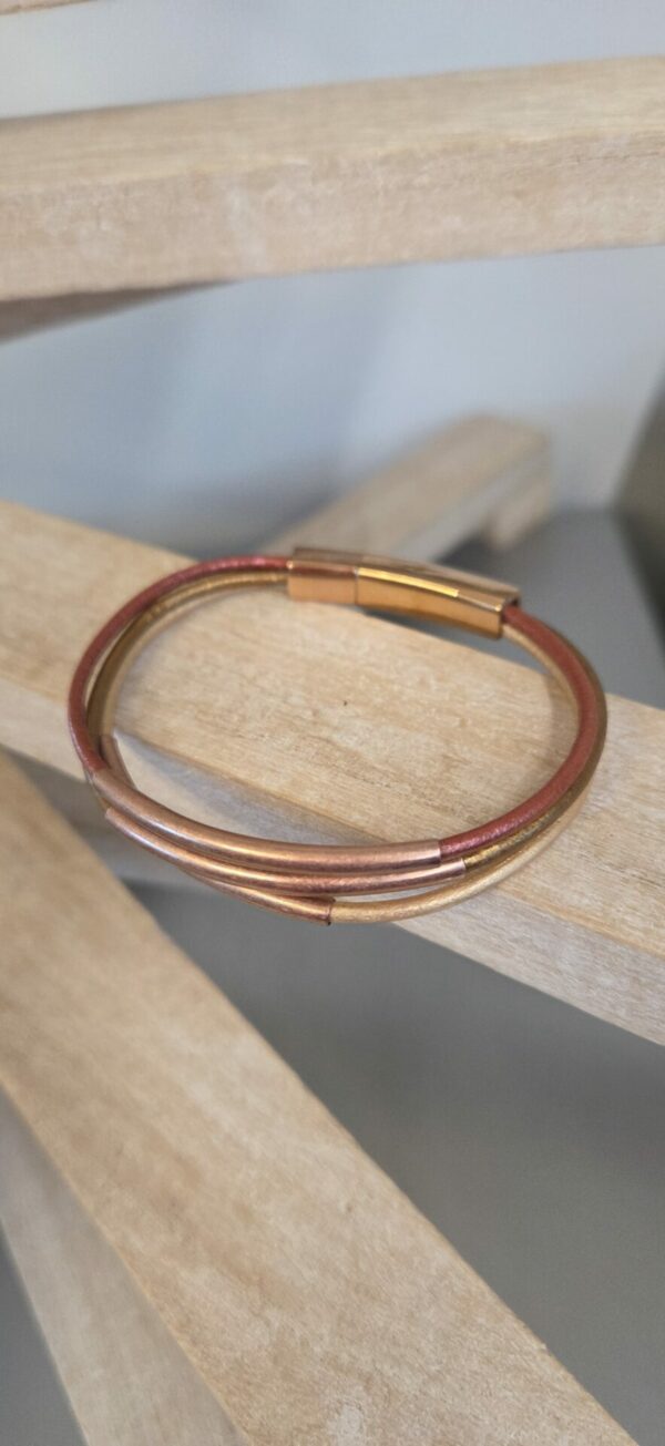 Bracelet femme trois cuirs ronds tons bronze, tubes en cuivre