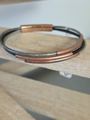 Bracelet femme trois cuirs ronds tons gris, tubes en cuivre