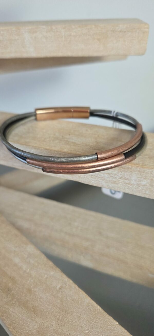 Bracelet femme trois cuirs ronds tons gris, tubes en cuivre