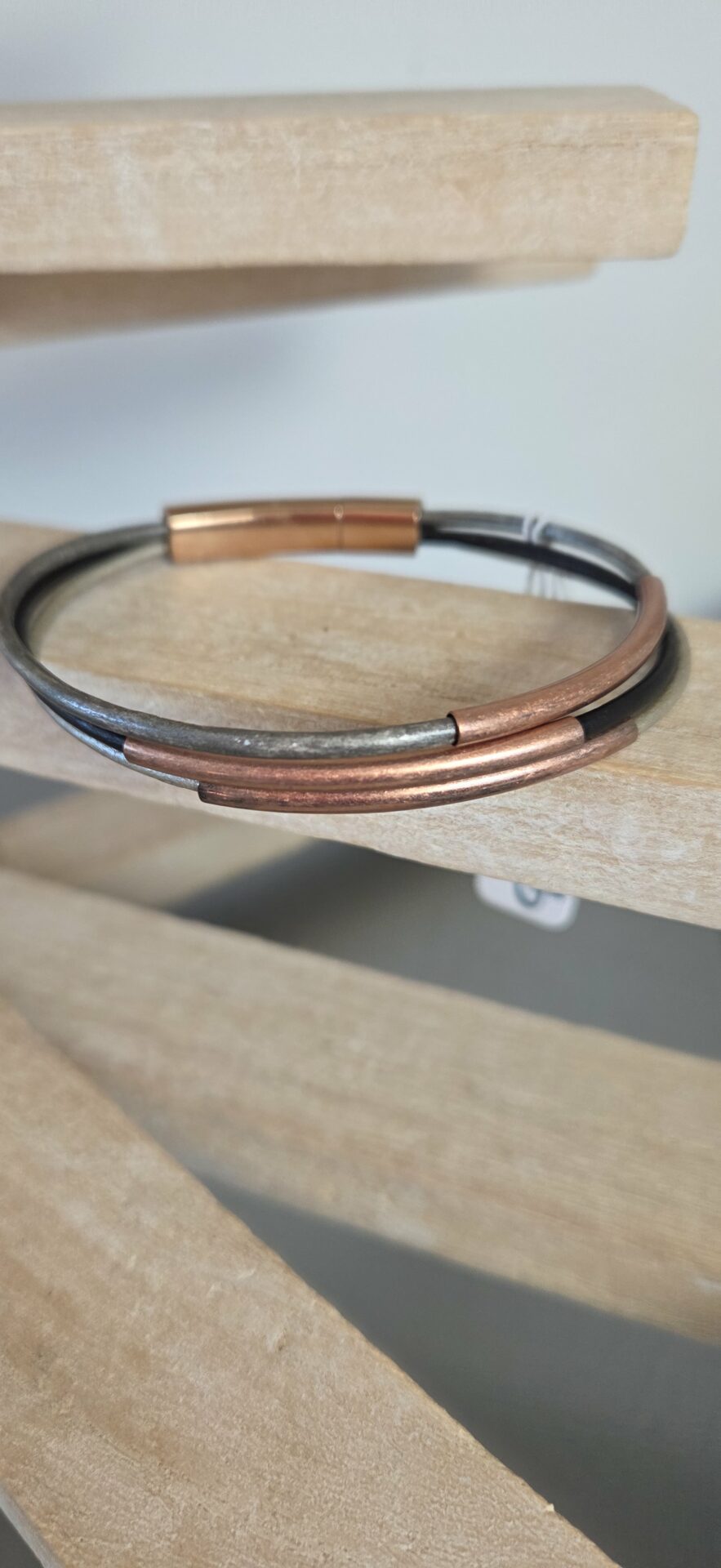 Bracelet femme trois cuirs ronds tons gris, tubes en cuivre