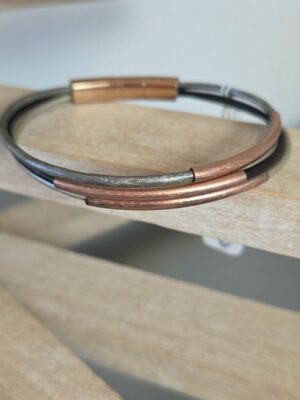 Bracelet femme trois cuirs ronds tons gris, tubes en cuivre