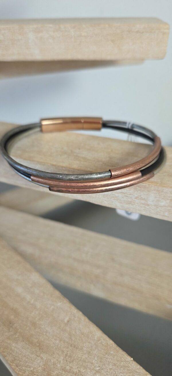 Bracelet femme trois cuirs ronds tons gris, tubes en cuivre