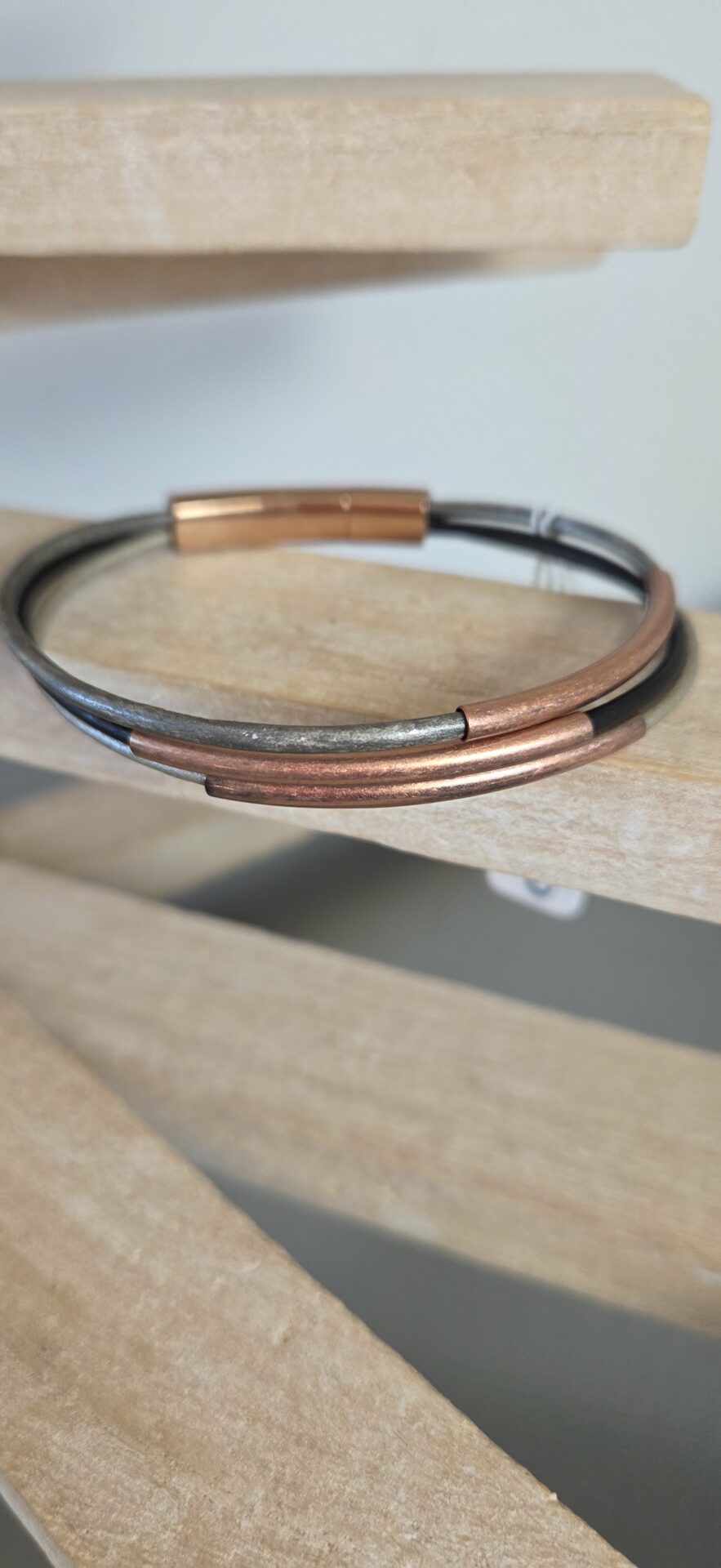 Bracelet femme trois cuirs ronds tons gris, tubes en cuivre