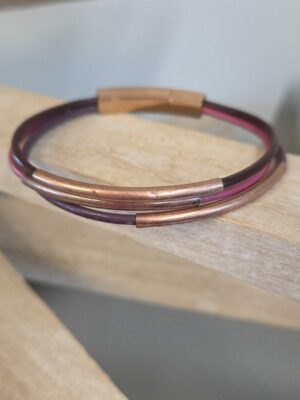 Bracelet femme trois cuirs ronds tons roses, tubes en cuivre