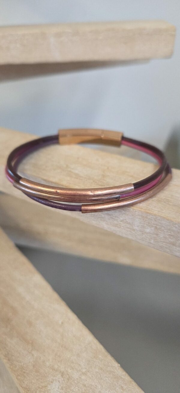 Bracelet femme trois cuirs ronds tons roses, tubes en cuivre