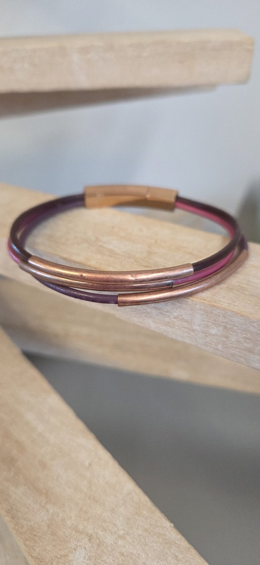Bracelet femme trois cuirs ronds tons roses, tubes en cuivre