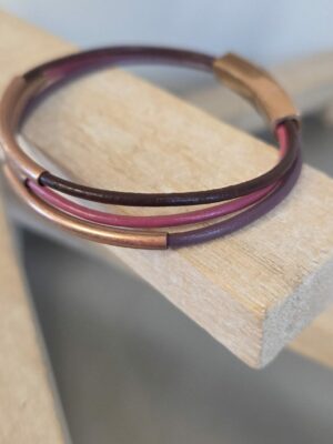 Bracelet femme trois cuirs ronds tons roses, tubes en cuivre