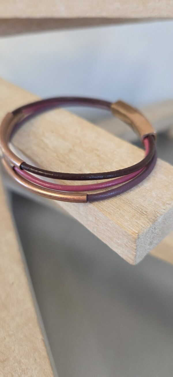 Bracelet femme trois cuirs ronds tons roses, tubes en cuivre