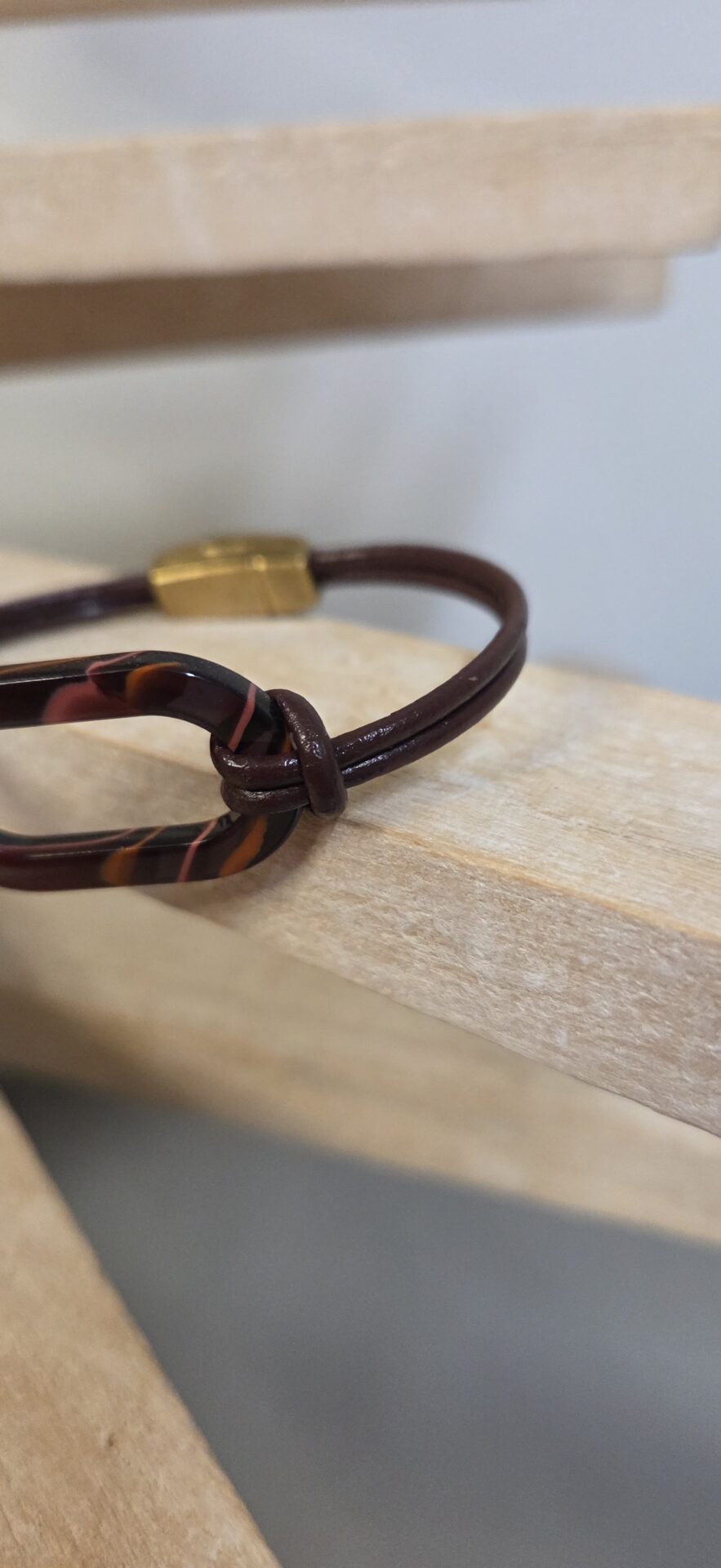 Bracelet femme en cuir rond acajou et passant ovale en acétate