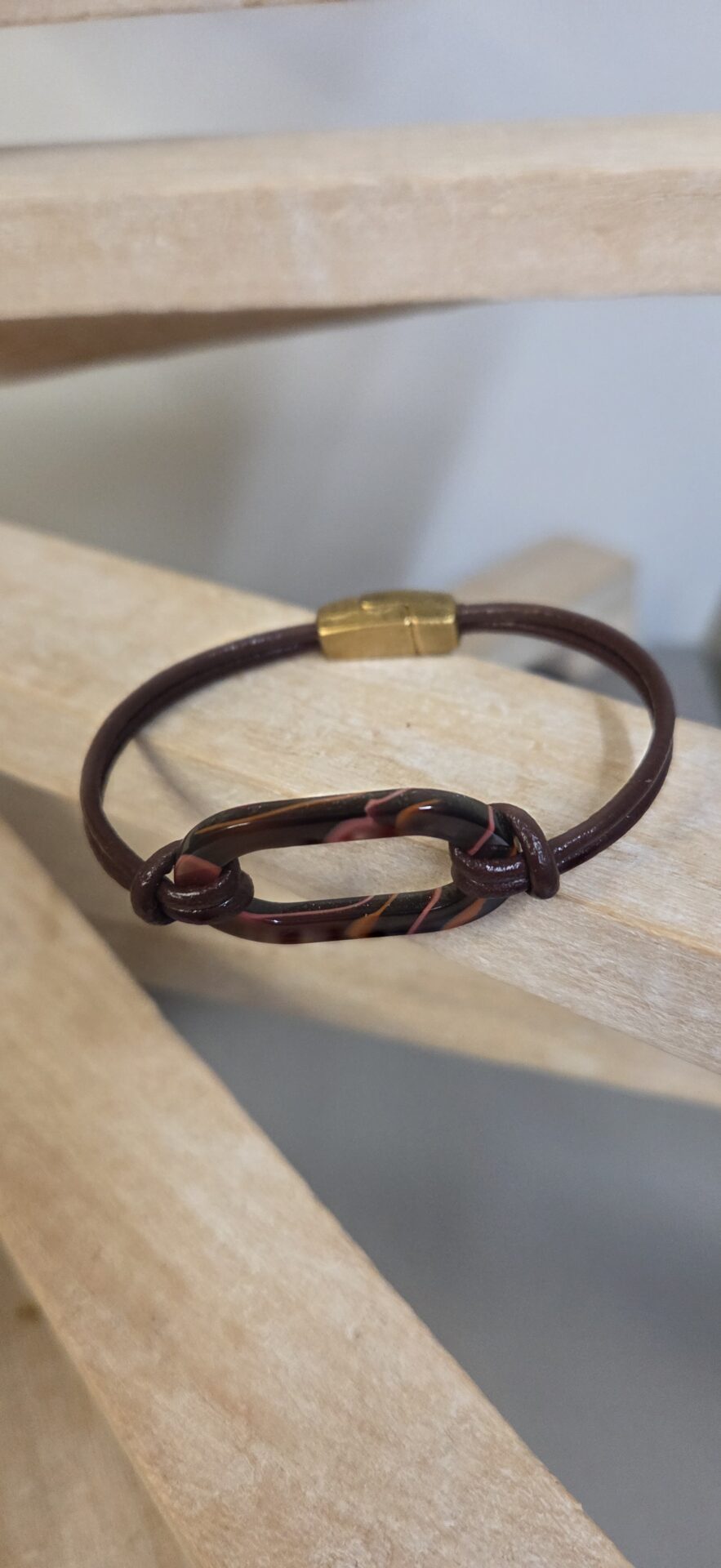 Bracelet femme en cuir rond acajou et passant ovale en acétate