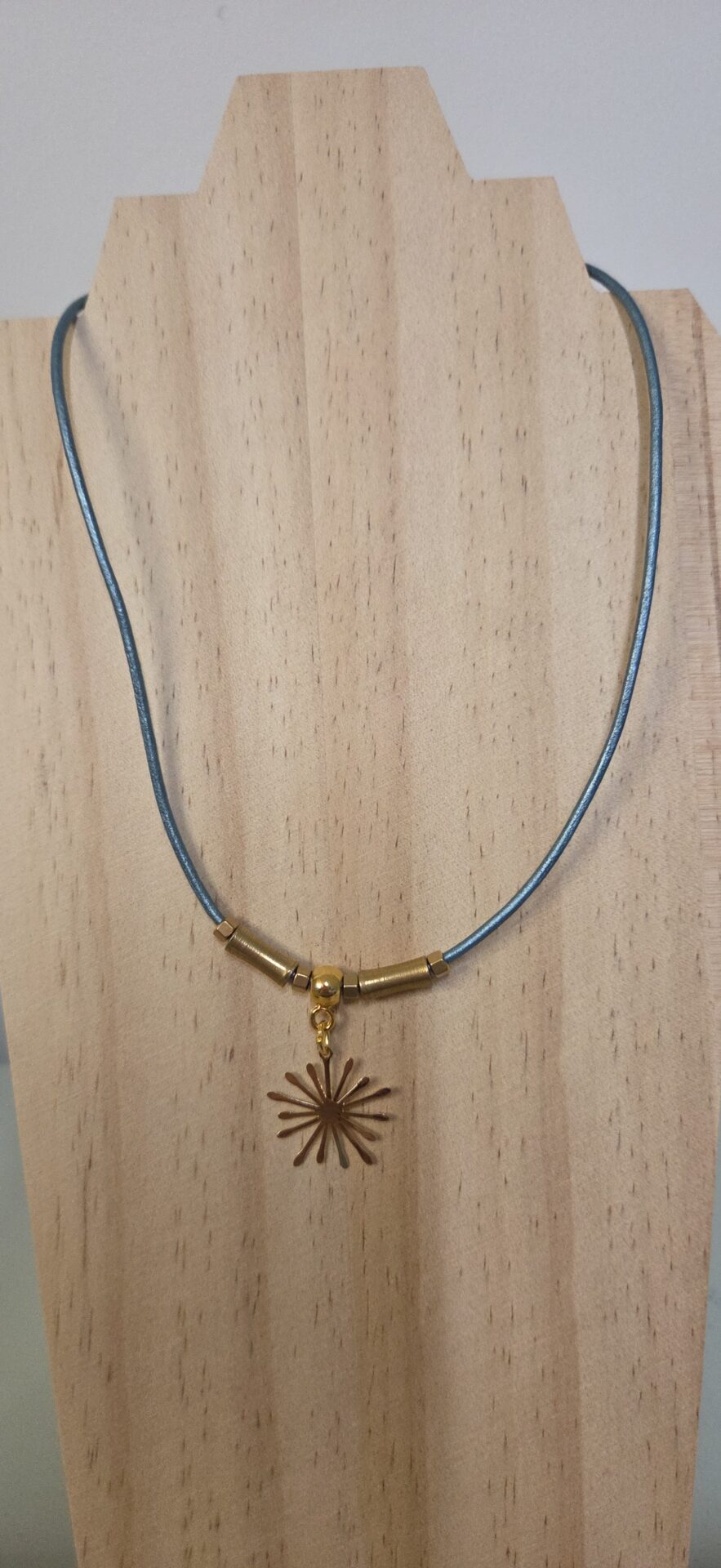 Collier femme cuir rond 2mm et son étincelle dorée