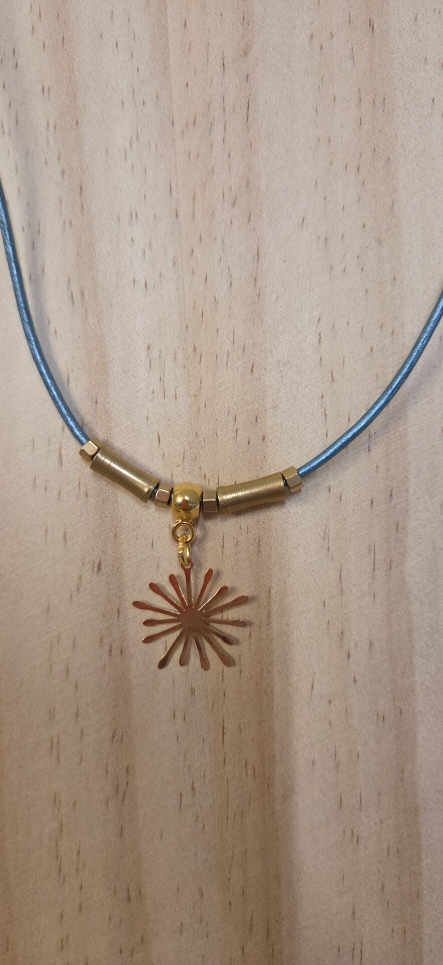 Collier femme cuir rond 2mm et son étincelle dorée