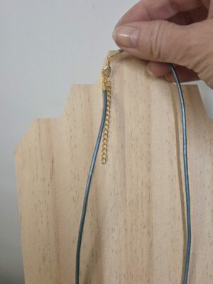 Collier femme cuir rond 2mm et son étincelle dorée