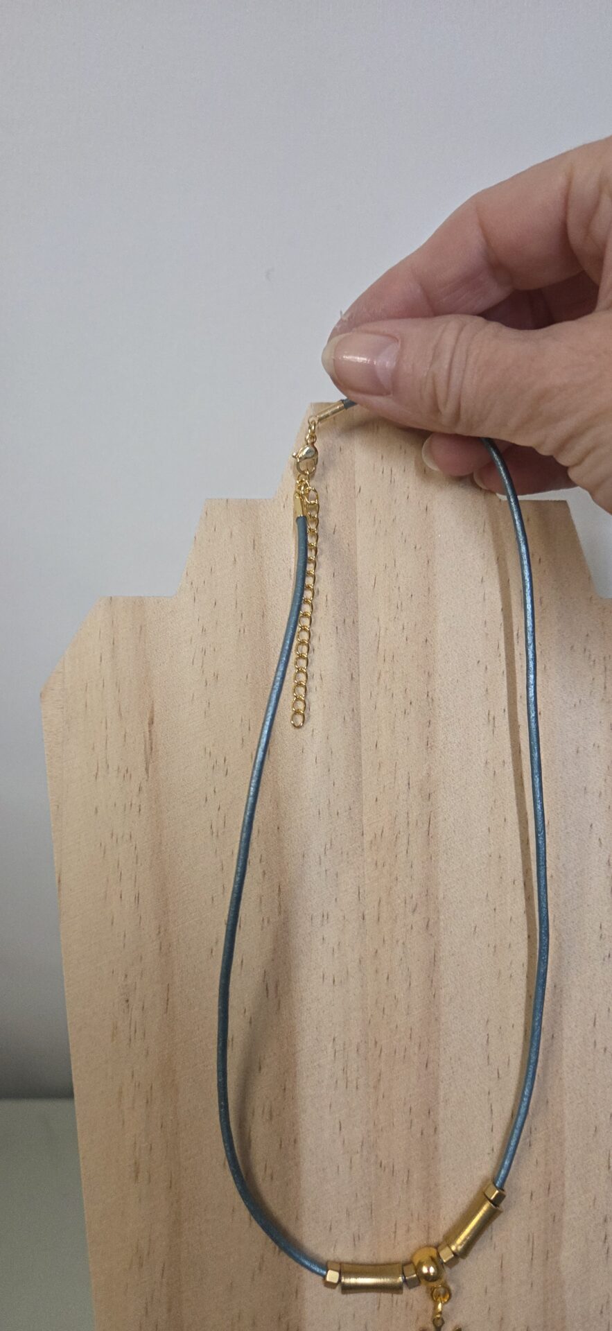 Collier femme cuir rond 2mm et son étincelle dorée