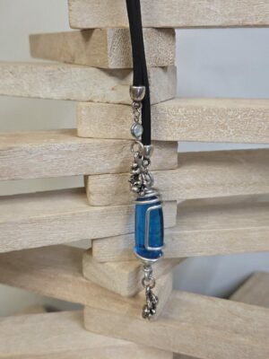 Collier sautoir femme cuir carré noir, passant fleur et pendentifs bleus