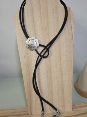 Collier sautoir femme cuir carré noir, passant fleur et pendentifs bleus