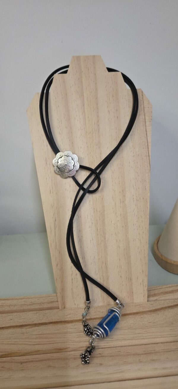 Collier sautoir femme cuir carré noir, passant fleur et pendentifs bleus