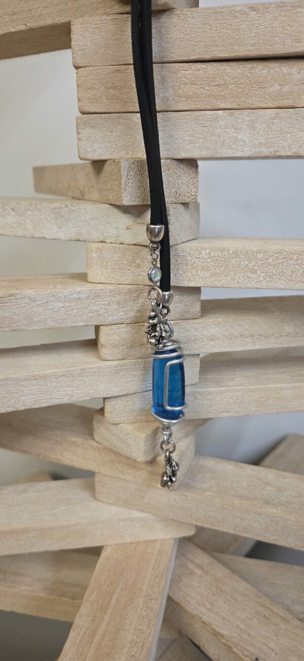 Collier sautoir femme cuir carré noir, passant fleur et pendentifs bleus