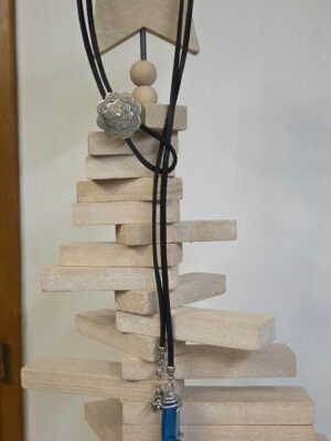 Collier sautoir femme cuir carré noir, passant fleur et pendentifs bleus