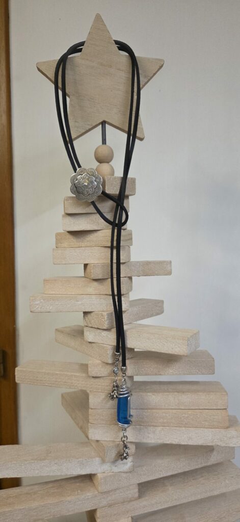 Collier sautoir femme cuir carré noir, passant fleur et pendentifs bleus