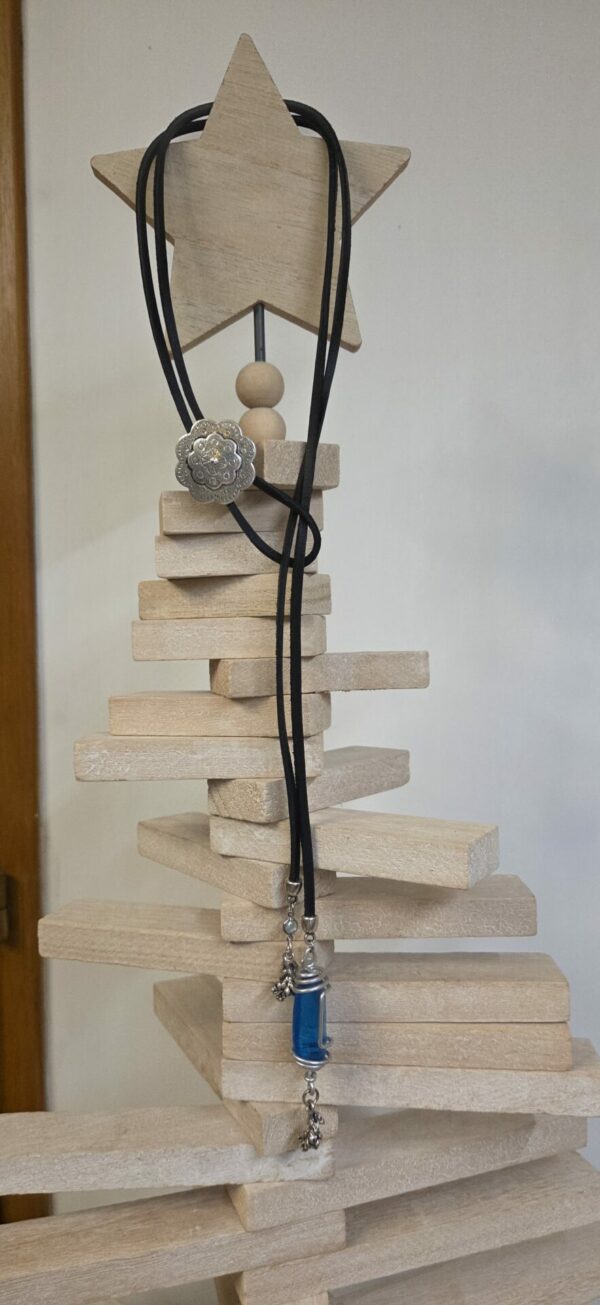 Collier sautoir femme cuir carré noir, passant fleur et pendentifs bleus