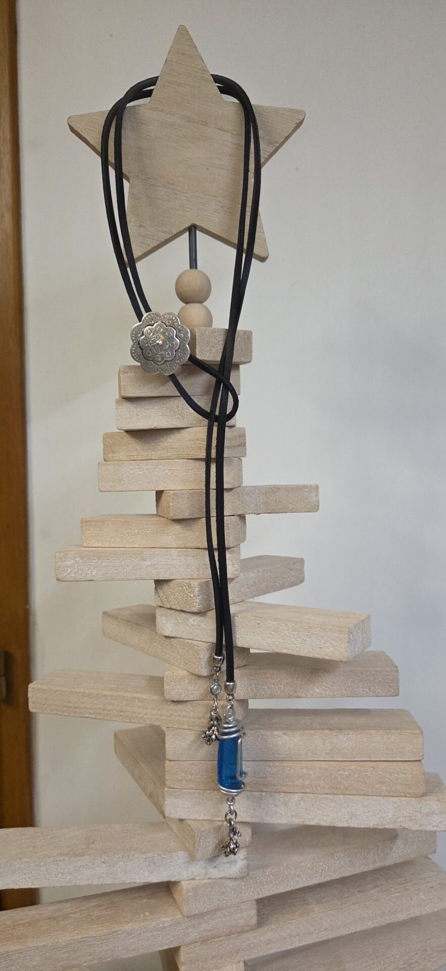 Collier sautoir femme cuir carré noir, passant fleur et pendentifs bleus