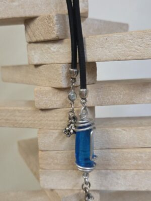 Collier sautoir femme cuir carré noir, passant fleur et pendentifs bleus