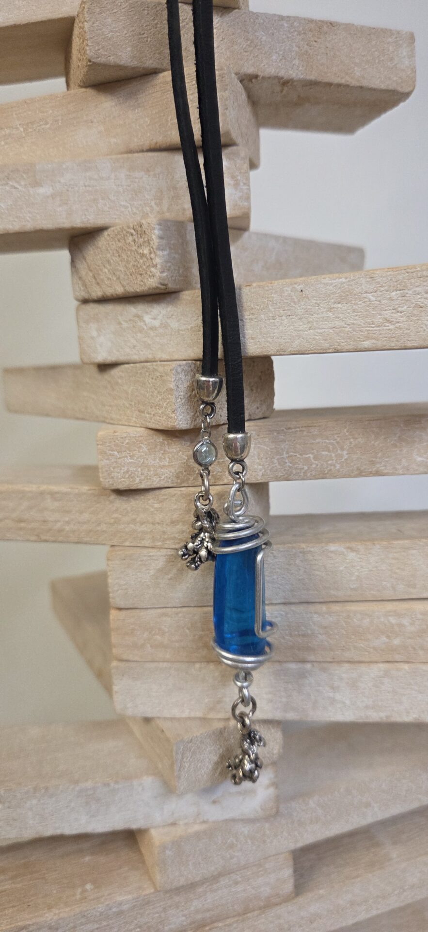 Collier sautoir femme cuir carré noir, passant fleur et pendentifs bleus