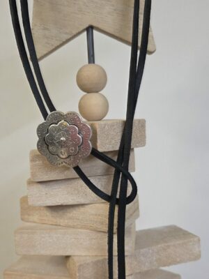 Collier sautoir femme cuir carré noir, passant fleur et pendentifs bleus