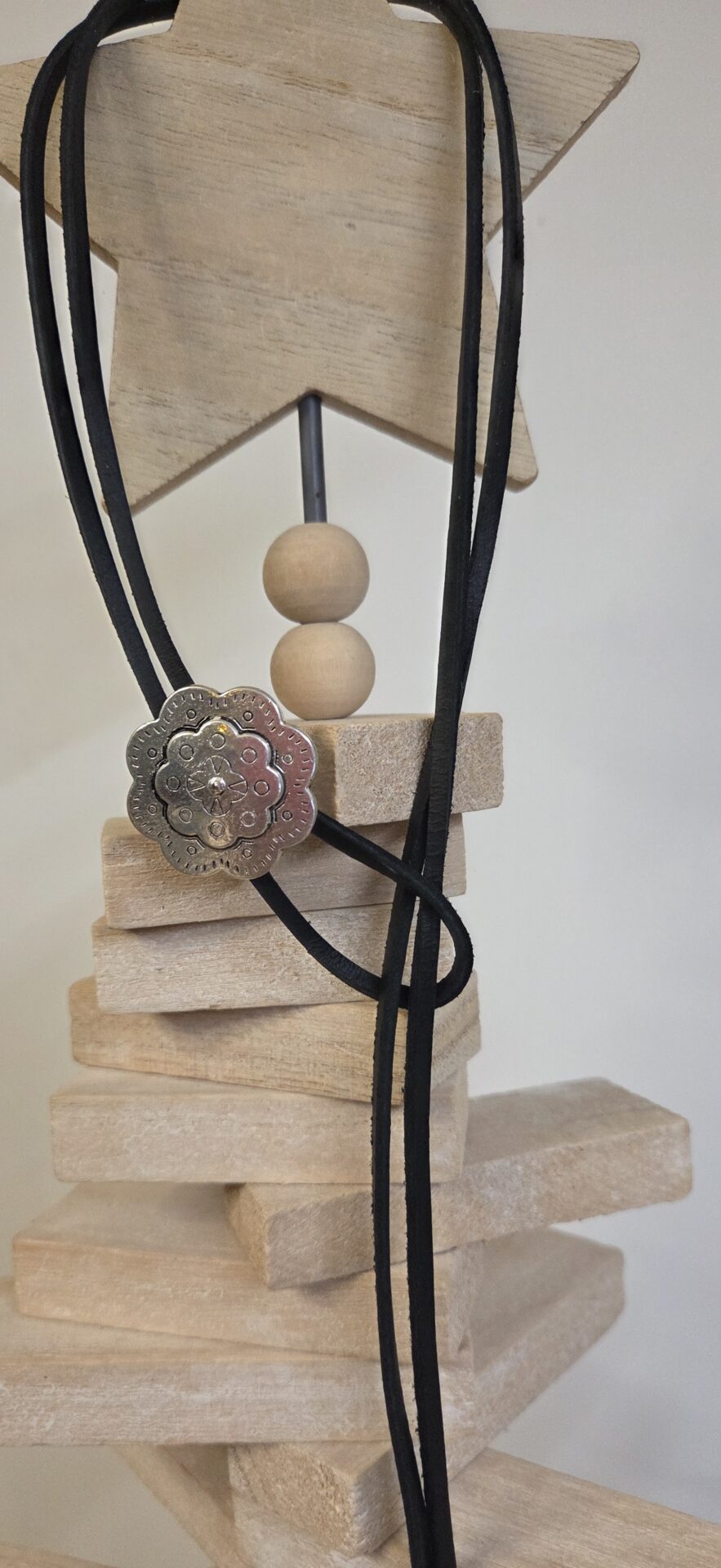 Collier sautoir femme cuir carré noir, passant fleur et pendentifs bleus