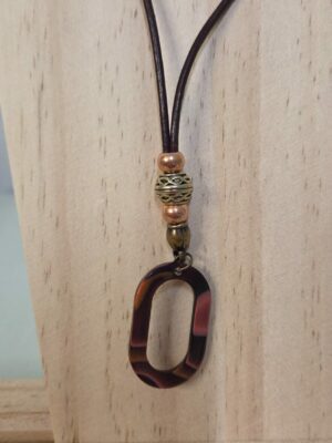 Collier sautoir cuir acajou et pendentif acétate