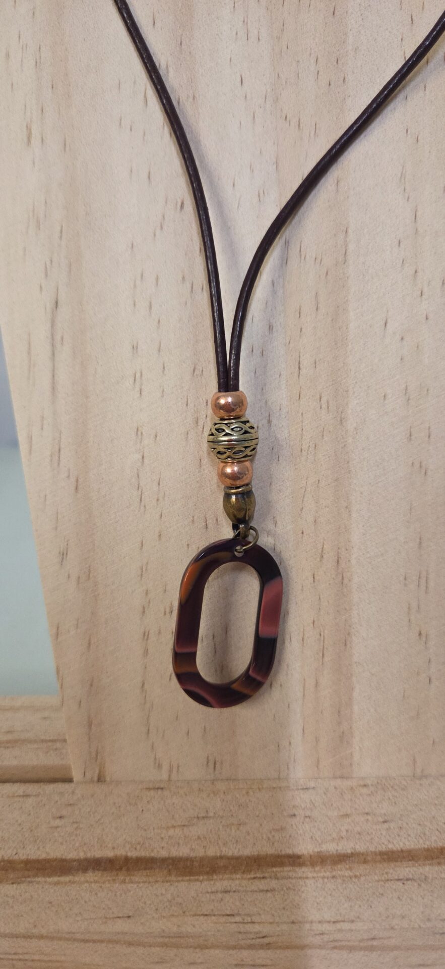 Collier sautoir cuir acajou et pendentif acétate