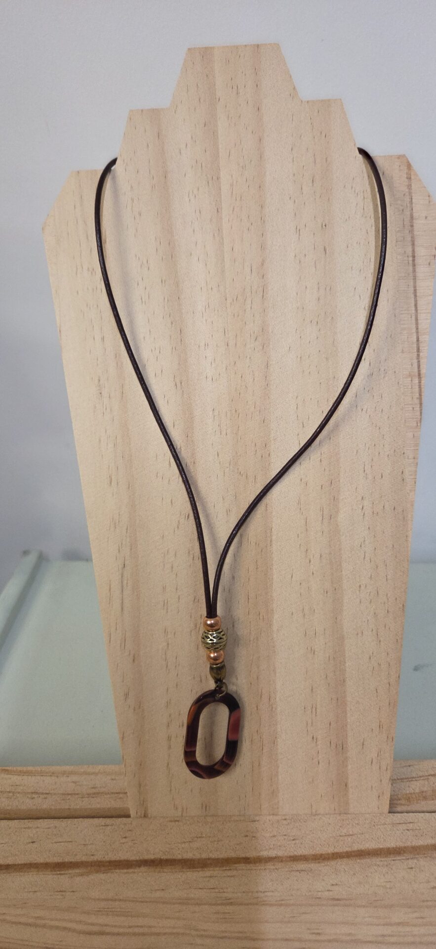 Collier sautoir cuir acajou et pendentif acétate