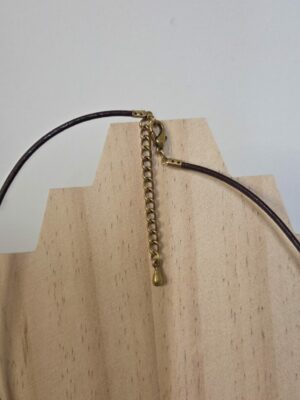 Collier sautoir cuir acajou et pendentif acétate