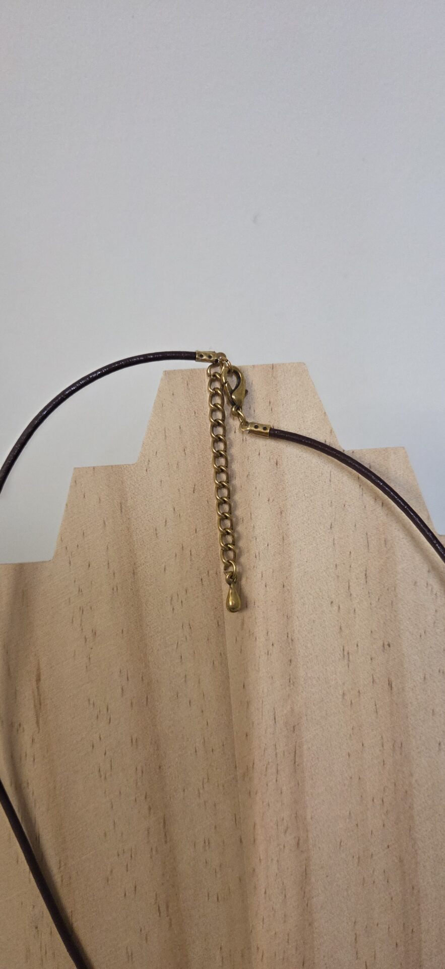 Collier sautoir cuir acajou et pendentif acétate