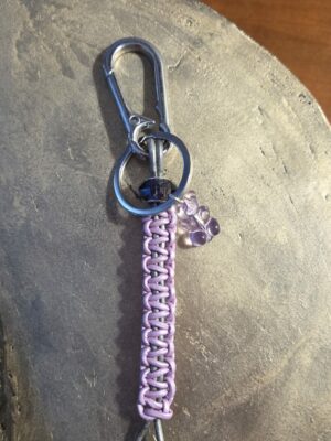 Porte-clés en macramé rose et gris