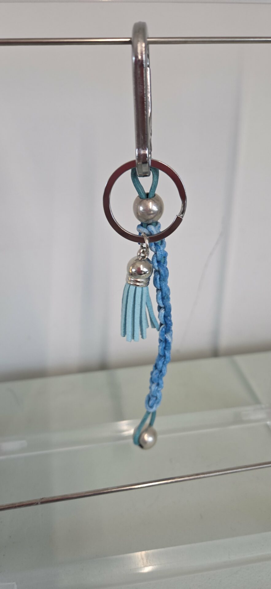 Porte-clés en macramé cuir bleu turquoise et bleu clair, pompon bleu