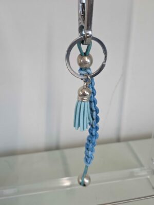 Porte-clés en macramé cuir bleu turquoise et bleu clair, pompon bleu