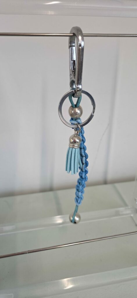 Porte-clés en macramé cuir bleu turquoise et bleu clair, pompon bleu