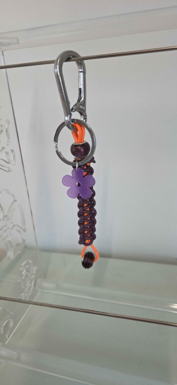 Porte-clés en macramé cuir orange et violet