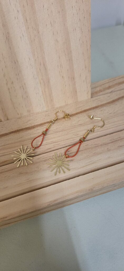 Boucles d'oreille en cuir rond 1mm et étincelle dorée