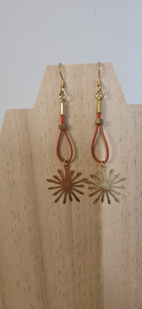 Boucles d'oreille en cuir rond 1mm et étincelle dorée